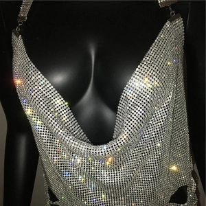 Détail de la robe licou en maille métallique argentée avec strass scintillants
