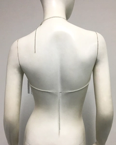Détail de la chaîne de dos argentée en strass avec design licou et texture de chaîne en alliage