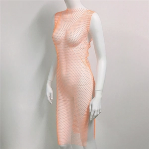 Détail de la robe de plage en résille orange à strass avec fente latérale