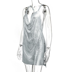 Dettaglio del tessuto a paillettes metalliche argentate e dello scollo a cappuccio sexy