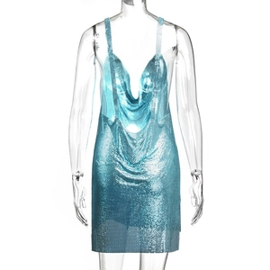 Dettaglio ravvicinato del tessuto con paillettes metalliche azzurre di un abito da festa