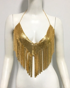 Détail du haut dos nu à paillettes dorées avec texture cotte de mailles et franges