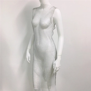 Détail d'une robe en résille ornée de strass brillants avec fente latérale et fini argent