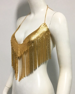 Détail du haut à paillettes métalliques dorées avec de longues franges scintillantes