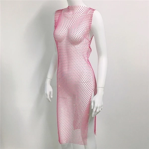 Vue détaillée de la robe en résille rose à strass avec fente latérale et design brillant