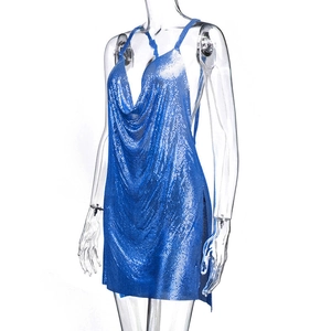 Dettaglio del vestito in maglia metallica blu brillante con scollo a cappuccio lucido
