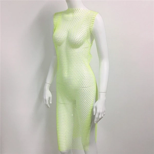 Détail de la robe de plage en maille jaune néon avec strass brillants et fentes latérales