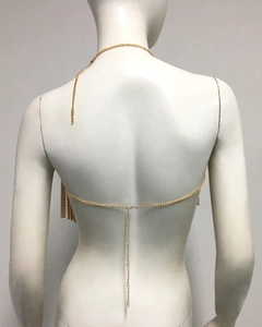 Détail d'une élégante chaîne de corps dorée pour tenues de soirée dos nu et style club