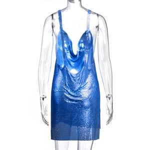 Dettaglio dell'abito in maglia metallica con paillettes blu e scollatura a V profonda
