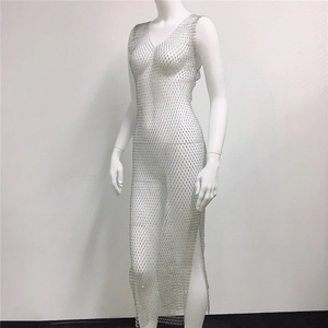Détail d'une robe résille argentée avec strass scintillants et fente latérale haute