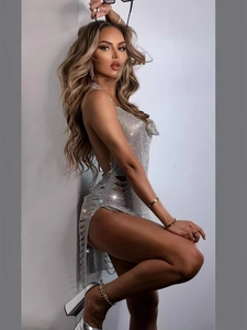Robe scintillante en résille strass argentée avec dos nu et découpes sur les côtés