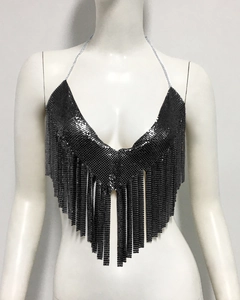 Détail du haut dos nu noir en cotte de mailles avec col en V profond et longues franges