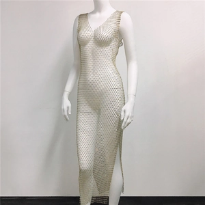 Détail de la robe résille à strass brillants avec fente latérale et texture maille