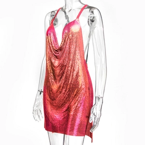 Dettaglio di mini abito con paillettes metalliche rosa acceso e schiena scoperta party