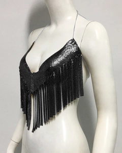 Détail d'un crop top noir en maille métallique avec sequins, franges et col en V
