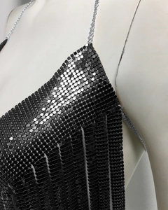Détails de paillettes métalliques hexagonales noires et chaînes argentées du top de fête