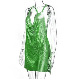 Dettaglio dell'abito in maglia metallica con paillettes verdi e scollo a cappuccio