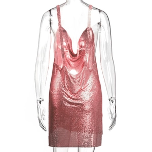 Dettaglio dell'abito in maglia metallica oro rosa con profondo scollo a V e paillettes