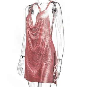 Dettaglio della maglia metallica oro rosa e scollatura all'americana profonda sull'abito