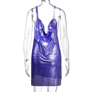 Dettaglio di paillettes in maglia viola su un abito mini sexy con profondo scollo a V
