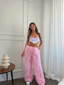 Détail des paillettes du haut dos nu et du pantalon rose à texture plumes volumineuses