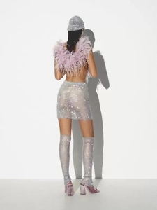 Ensemble mini-jupe à strass scintillants avec haut en plumes et accessoires assortis