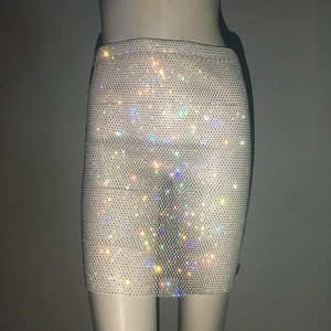 Gros plan de strass étincelants sur un tissu en maille résille pour mini-jupe