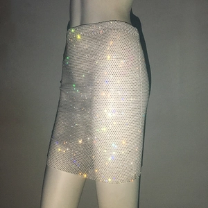 Détail de strass argentés brillants sur le tissu en maille d'une mini-jupe sexy