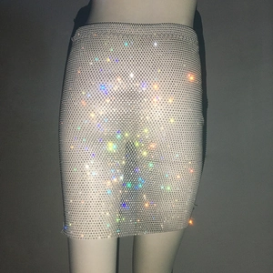 Gros plan détaillé de la maille strassée argentée sur une mini-jupe élastique sexy