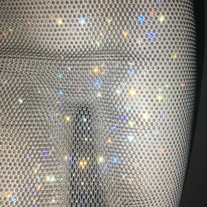 Vue macro de strass scintillants sur tissu résille pour mini jupe de fête sexy