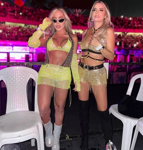 Dettaglio del completo in rete con strass verde neon e outfit da festa con paillettes oro