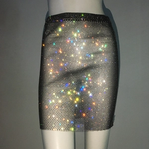 Détail d'une mini-jupe résille noire ornée de strass colorés brillants pour soirée et club