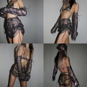 Set bikini in rete grigio scuro con strass colorati e gonna abbinata per look da festa
