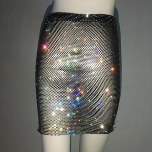Détail de mini-jupe en résille noire avec strass scintillants pour les soirées