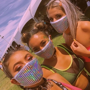 Gros plan détaillé de masques à paillettes holographiques lors d'un festival de musique en plein air