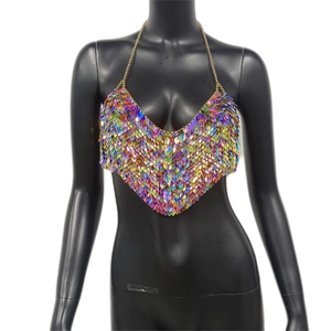 Détail de paillettes holographiques et chaînes dorées sur une chaîne de corps de soirée