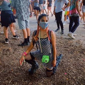 Détail d'un masque de mode en strass associé à une combinaison à damier tendance