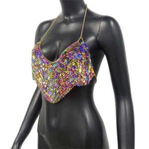 Détail de paillettes multicolores sur une chaîne de corps haut court dos nu sexy
