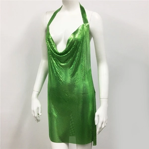 Détail macro du tissu en maille métallique vert émeraude sur une robe de soirée