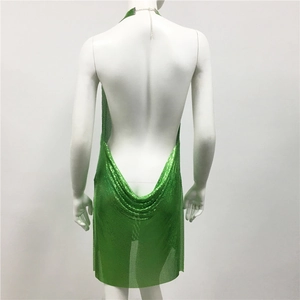 Vue détaillée d'une robe en maille métallique verte avec dos nu bénitier et col licou