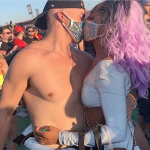 Masque punk à strass étincelants et tenue de festival à paillettes argentées