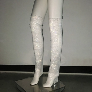 Détail de bottes cuissardes blanches avec strass brillants et talon aiguille pointu chic