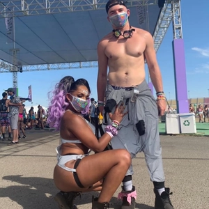 Détail du masque réfléchissant à strass et tenue à paillettes argentées en festival