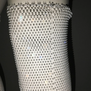 Détail de maille résille blanche avec strass étincelants pour accessoires de fête