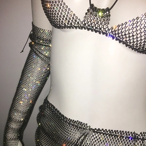 Dettaglio di un set bikini a rete nera con strass colorati su un manichino