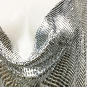 Détail de la robe à paillettes argentées avec maille métallique et décolleté bénitier drapé