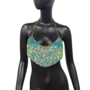 Vue détaillée du haut à paillettes irisées avec dégradé de vert et bleu brillant