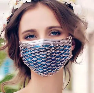 Masque de fête punk tendance avec strass argentés et tissu bleu pour un look chic