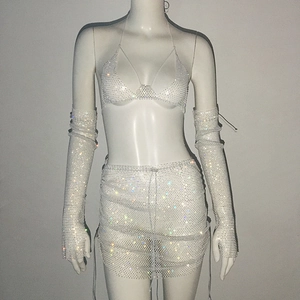 Dettaglio del top bikini in strass bianco perla con minigonna coordinata e lunghi guanti senza dita
