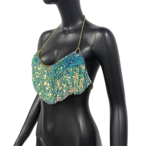 Détail des paillettes bleues et chaîne dorée sur ce haut dos nu sexy à licou de fête